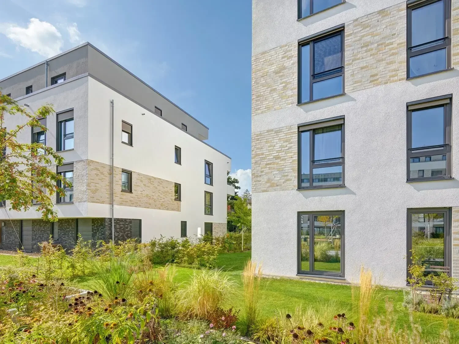 Modern lakóépület Gealan ablakokkal